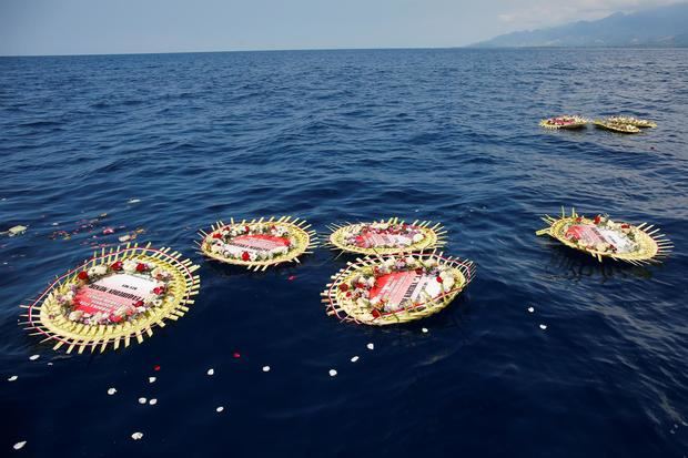 Coronas de flores con los nombres de la tripulación del submarino de la Armada indonesia KRI Nanggala que se hundió con 53 personas a bordo, tripulantes de la Marina indonesia, y fue localizado el domingo a más de 800 metros de profundidad en aguas de Bali tras cuatro días de búsqueda.