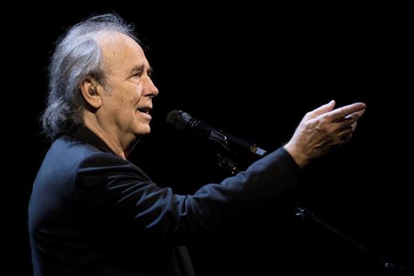 El cantautor español Joan Manuel Serrat en un concierto. 