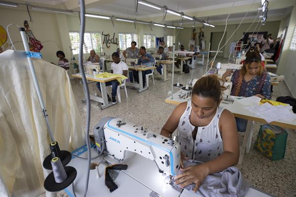 Alumnos asisten a clases de confección de moda en la escuela taller del diseñador dominicano Martín Polanco, el 1 de abril de 2022, en Santo Domingo (República Dominicana). 