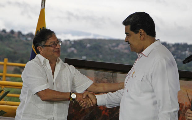 El presidente de Colombia Gustavo Petro (i), se reúne con su homólogo venezolano Nicolás Maduro hoy, en el Puente Atanasio Girardot, en la frontera entre Colombia y Venezuela.