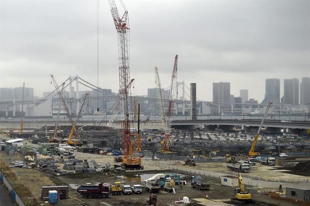 Grúas en un descampado en Tokio (Japón). Japón registró superávit corriente de 11.728 millones de euros en noviembre.