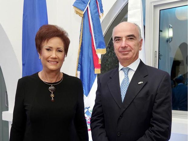 Dra. Florinda Rojas directora ejecutiva INM RD y Gianluca Grippa embajador Unión Europea.