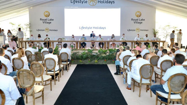 Presidente Abinader da el primer palazo al proyecto Royal Lake Village del grupo Lifestyle Holiday.