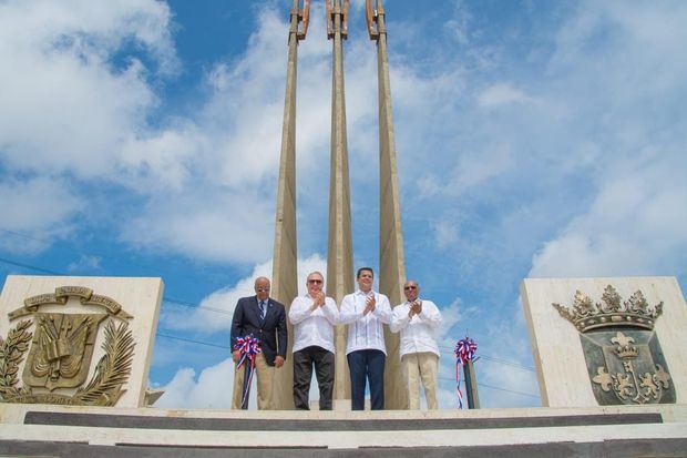 Juan Daniel Balcácer, presidente Comisión de Efemérides Patrias, Arq. Eduardo Selman, Ministro de Cultura, Alcalde David Collado y  Heriberto Vásquez. 