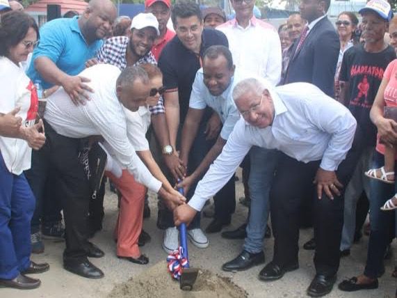 David Collado inicia trabajos de construcción de aceras y contenes en los sectores Palma Real y Los Girasoles.