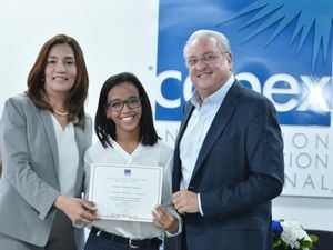 Arisleyda Tineo, gerente regional norte de INFOTEP, Artemis González Germoso y Miguel A. Lama, presidente del consejo directivo de la Corporación Zona Franca Santiago, CZFS.