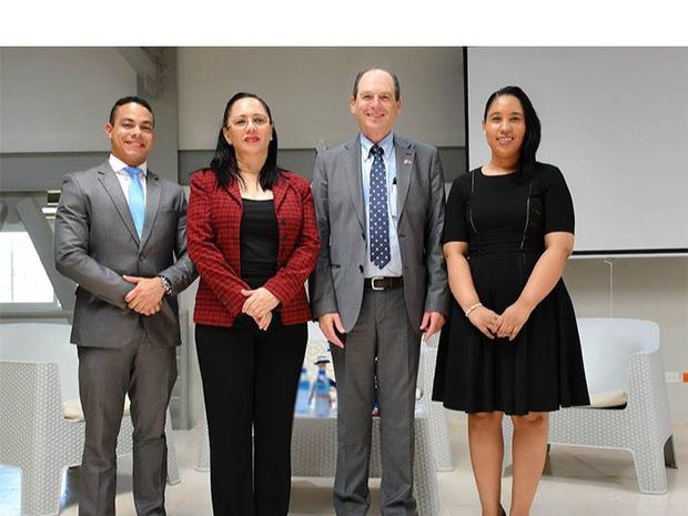 Su Excelencia Daniel Biran Bayor acudió al Centro de Atención Integral para Adultos Mayores Ciudad Juan Bosch.