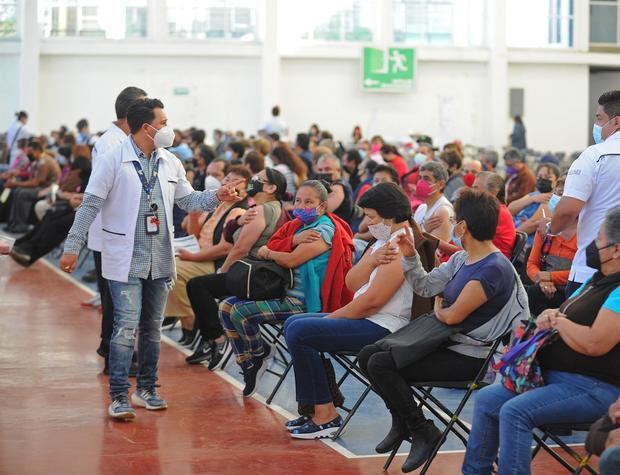 Varias acuden a recibir la segunda dosis de la vacuna contra la covid-19 hoy, en Ciudad Nezahualcoyotl, México.