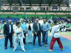 Otras atletas que participan en esta Copa de Taekwondo.