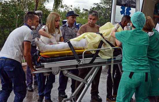 Una sobreviviente del avión Boeing-737 que se estrelló poco después de despegar del aeropuerto José Martí de La Habana (Cuba), es transportada hoy, viernes 18 de mayo de 2018, en el hospital Calixto García de La Habana (Cuba). 