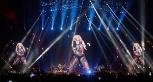 Shakira pone a cantar y bailar a Barakaldo en su primer concierto en España