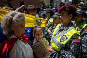 Gobierno venezolano impide marcha a gremios de salud tras 53 días de protesta