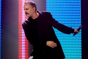 Bosé conquista en la Medellín de Juanes, que fue puro fuego en su regreso