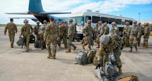 Soldados estadounidenses llegan al aeropuerto internacional Valley, en Harlingen, Texas