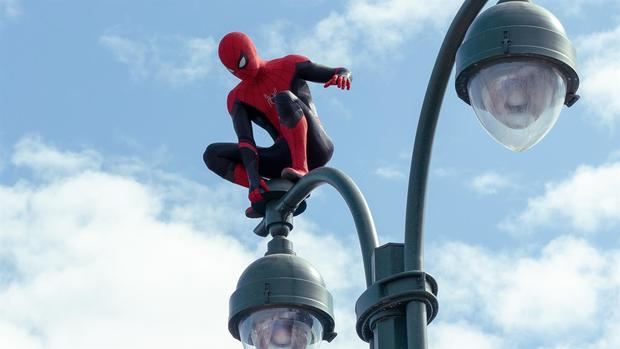 Fotograma cedido por Sony Pictures y Marvel Studios donde aparece Tom Holland en el doble papel de Peter Parker/Spider-Man, durante una escena de la película 'Spider-Man: No Way Home'.