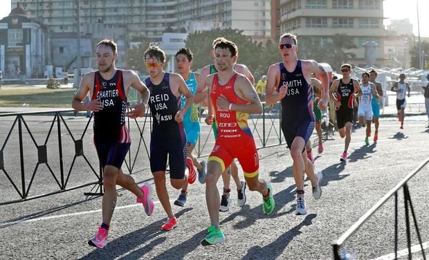 Varios atletas de triatlón participan en la Copa Panamericana de Triatlón, este domingo en La Habana (Cuba).
