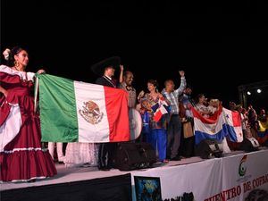 Luego de concluido el evento cultural, un momento inolvidable momento de la despedida de las delegaciones  de los países Colombia, Panamá, Paraguay y México.