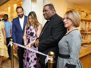 Dhayana Polanco Sánchez corta la cinta junto a Carlos Constanza, el obispo Jesús Castro Matos y María Teresa Sánchez.