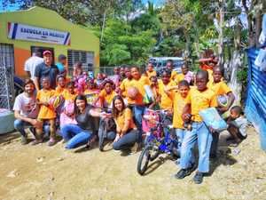 Ágora Mall inicia el año llevando alegrías a niños y ancianos con Regala Sonrisas