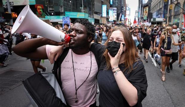 A la cabeza de la marcha, los manifestantes portaban un gran cartel que pedía la dimisión tanto del presidente de EE.UU., Donald Trump, como del vicepresidente, Mike Pence. 