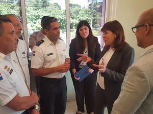 Robin Bernstein junto a Cuerpo Especializado de Seguridad Turística (CESTUR) en Bávaro.