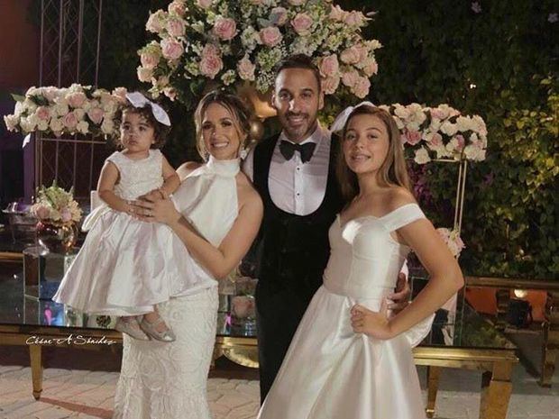 Jhoel López y Liza Blanco junto a las hijas de ambos en la celebración de su boda la noche del pasado sábado.