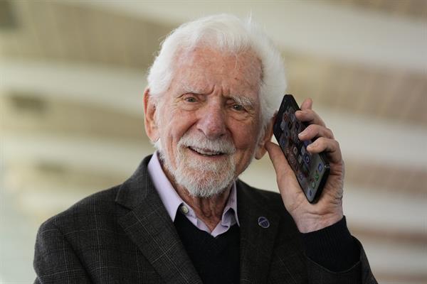 El ingeniero estadounidense Martin Cooper, inventor del teléfono móvil. 