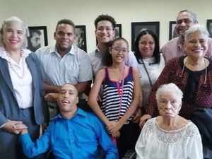 La familia de Daniel Jiménez Donastorg le acompañó en la presentación de su poemario Amor prohibido.
