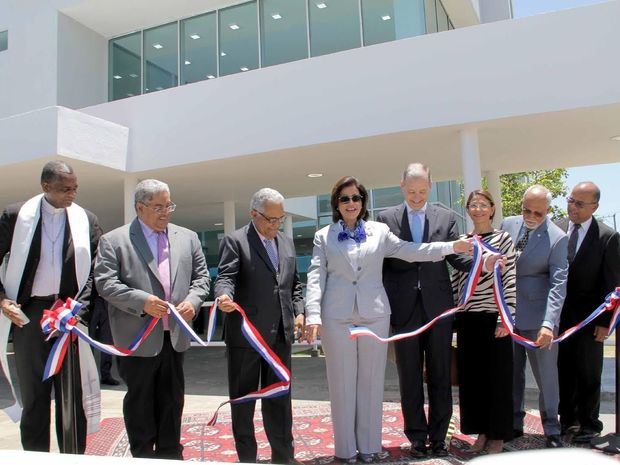 vicepresidenta de la República, doctora Margarita Cedeño, hizo entrega formal este jueves del moderno Hemocentro Nacional y Red Nacional de Sangre al Ministerio de Salud Pública.