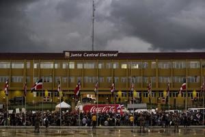 Lanzan bombas lacrimógenas contra manifestantes frente a la JCE
 
