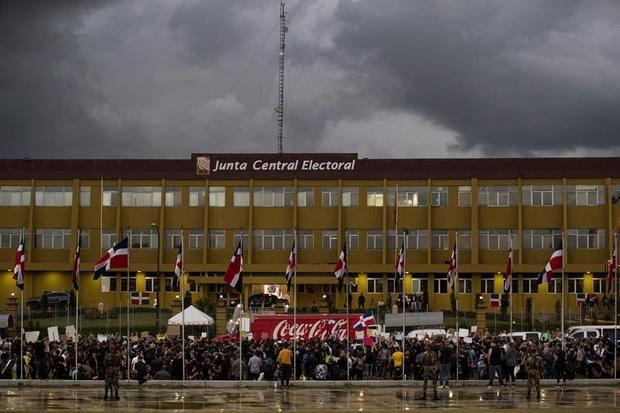 Cientos de dominicanos fueron registrados este martes al protestar contra la Junta Central Electoral, JCE, en Santo Domingo.