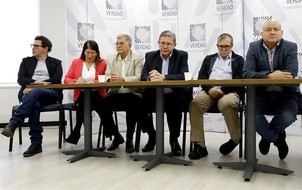 Los integrantes del partido político Fuerza Alternativa Revolucionaria de Común (FARC), desde la izquierda: Pastor Alape, Sandra Ramírez, Rodrigo Granda, Pablo Catatumbo, Rodrigo Londoño y Carlos Antonio Lozada, asisten a una rueda de prensa este martes, en Bogotá (Colombia).