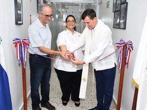 Corte de cinta Inauguración Loyola Arts,  Padre Fernando Polanco,  Janilda Sumaya Herrera y Padre Rector Jorge William Hernández S.J.