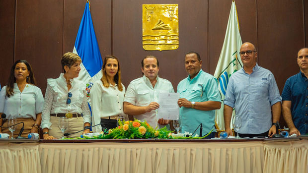 Ministro José Paliza entrega aportes por más de RD 90 millones en Puerto Plata.