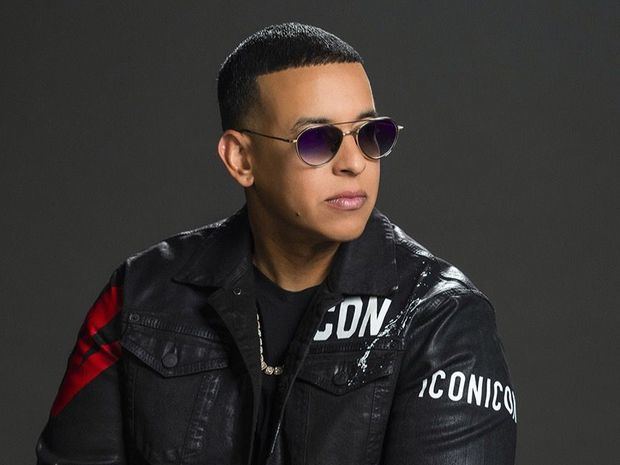 Fotografía cedida por la cadena Univison donde aparece el reguetonero puertorriqueño Daddy Yankee, que ahora ejerce de productor ejecutivo del nuevo programa de televisión 'Reina de la Canción' reservado exclusivamente a mujeres.
