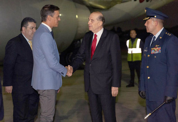 Fotografía cedida por la Cancillería de Colombia del ministro de relaciones exteriores de Colombia, Álvaro Leyva (c), saludando al jefe del Gobierno español, Pedro Sánchez (i), a su llegada hoy, a Bogotá, Colombia.