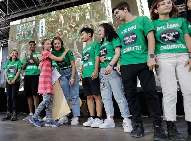 Miles de jóvenes estudiantes, en gran parte adolescentes, arrancaron este viernes en la plaza Foley de Nueva York la denominada 'Huelga del Clima', para pedir a los líderes mundiales que tomen medidas urgentes para revertir la crisis climática.