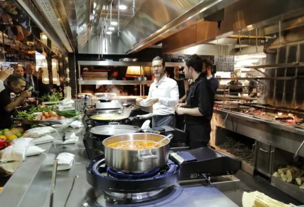 El chef español Quique Dacosta 'dignifica' la paella en Londres.