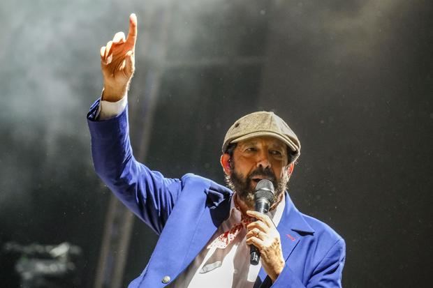 El músico y cantante dominicano Juan Luis Guerra durante su actuación este viernes en el poblado de Sancti Petri, en la localidad gaditana de Chiclana de la Frontera, incluido en el Concert Music Festival.