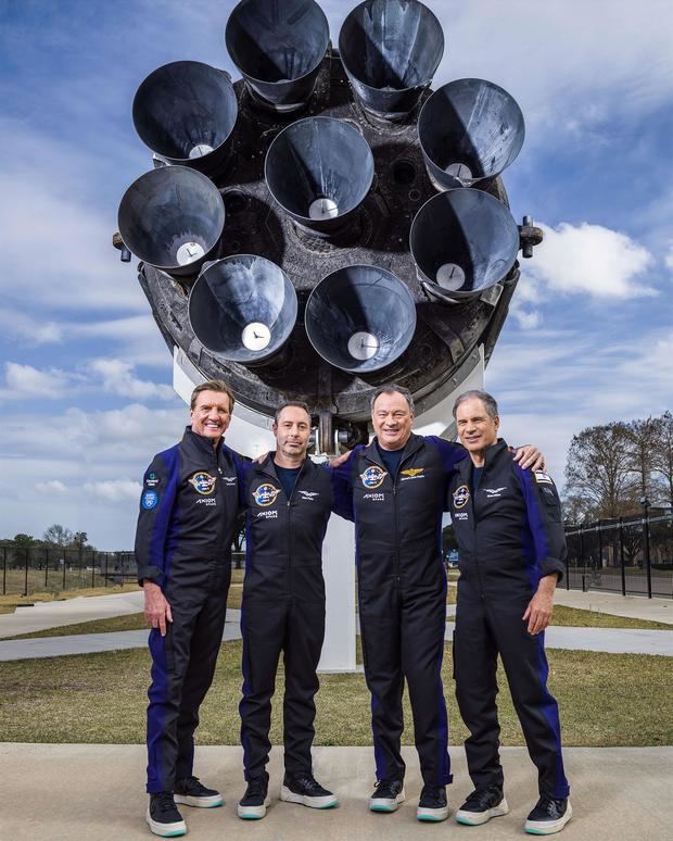 Fotografía cedida hoy por Axiom Space donde aparece la tripulación de la Misión Axiom 1 (Ax1): (i-d) el piloto Larry Connor, el especialista Mark Pathy, el comandante Miguel López-Alegría, y el especialista Eytan Stibbe.