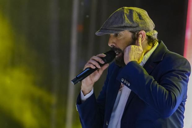 El músico y cantante dominicano Juan Luis Guerra durante su actuación este viernes en el poblado de Sancti Petri, en la localidad gaditana de Chiclana de la Frontera, incluido en el Concert Music Festival.