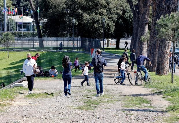 Italia suma 13.817 casos y 322 muertos en ví­speras de relajar las restricciones.