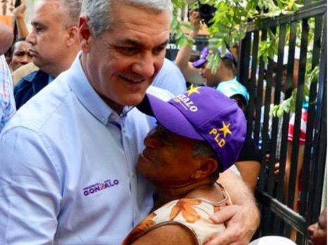 Durante el recorrido por el Distrito Nacional, el precandidato presidencial visitó varios sectores del Distrito Nacional.,