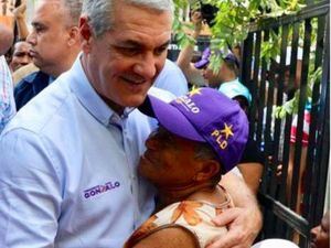 Gonzalo Castillo recorre barrios del Distrito Nacional