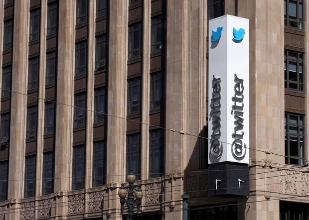 Fotografía de archivo fechada el 20 de julio de 2017 que muestra el logo de Twitter en la fachada de la sede de la compañía en San Francisco, California, EE.UU.