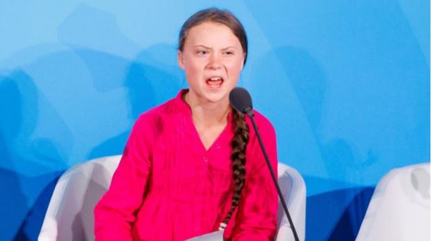 La joven activista sueca Greta Thunberg, líder del movimiento juvenil contra la crisis climática, acusó este lunes a los jefes de Estado y de Gobierno de no hacer lo suficiente para revertir la crisis climática y les avisó de que los jóvenes van a empezar el cambio, 'les guste o no'. 