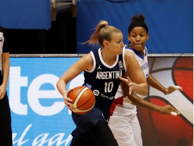 La jugadora argentina Agostina Burani (i) en acción ante la dominicana Sugeiry Monsac (d) este sábado, durante un partido del AmeriCup Femenino 2019, entre las selecciones de República Dominicana y Argentina, en el Coliseo Roberto Clemente de San Juan, Puerto Rico.