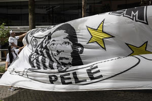 Hinchas hacen vigilia frente al hospital para pedir por la salud de Pelé.
