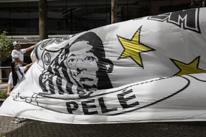 Hinchas hacen vigilia frente al hospital para pedir por la salud de Pelé