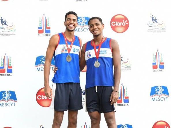 Ganadores de la Universidad Apec, Rolfhy López y Yasel Matos en la final del voleibol de playa de los segundo Juegos Nacionales Universitarios.